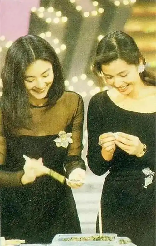 关之琳,周润发.男人的梦中情人和女人的梦中情人同框出镜.