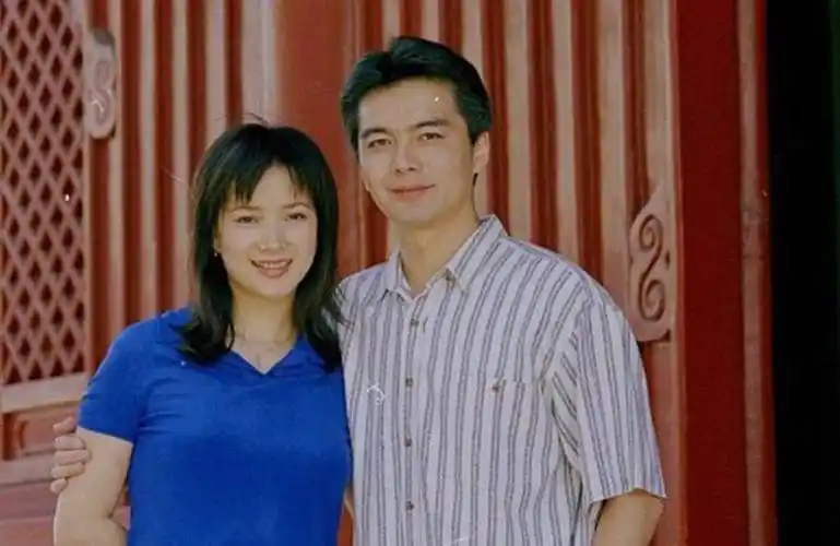 这样的情形,直接导致何晴与男友刘威分手了,而许亚军也不顾妻子张晞的