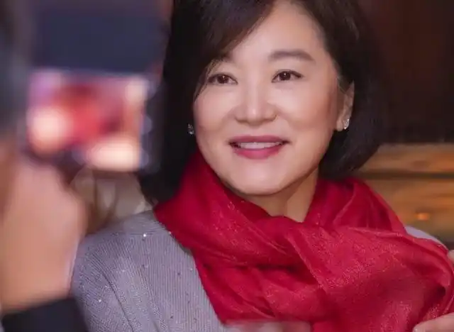 林青霞68岁大寿!鸽子蛋大钻戒耳坠显富态,与杨振宁同获博士学位