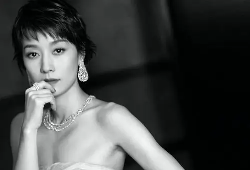 马伊琍亮相第26届白玉兰颁奖现场牛仔抹胸裙展优越直角肩