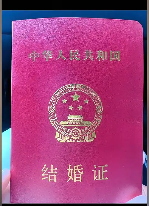 42岁草帽姐高调晒结婚证,曾陷感情危机,丈夫私下给前女友100万_姐姐