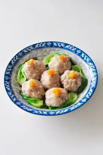 清蒸狮子头在家应该怎么做 夏天凉爽做菜必备(2)