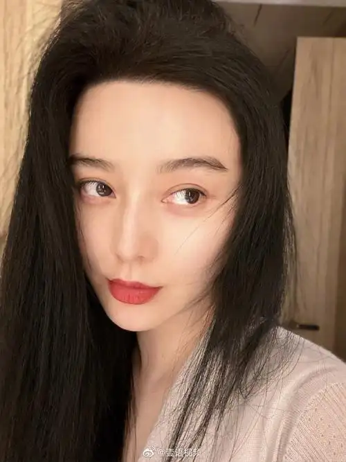 范冰冰随拍四宫格#范冰冰晒自拍四宫格,皮肤白嫩发量惊人,素颜好美啊