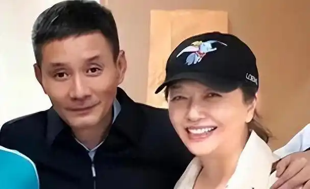 演员江珊55岁了她二婚的老公叫田小洁比前夫高曙光更加帅气