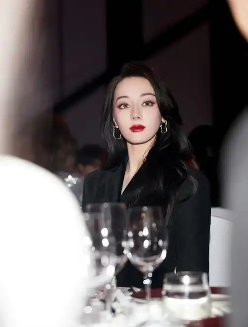 迪丽热巴#时代美人迪丽热巴,中国新疆最美的石榴花,也是世界的磐貂