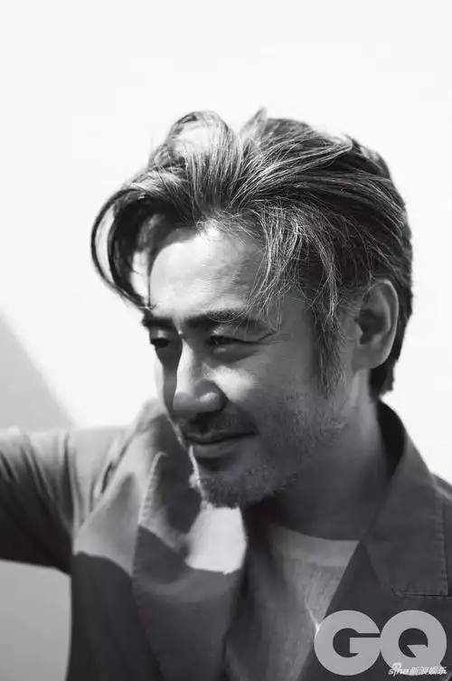 吴秀波演绎男人四十不凡魅力