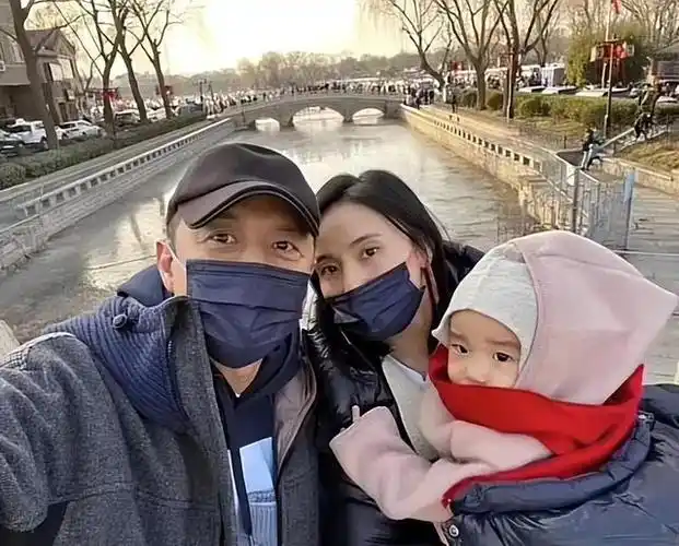 李亚鹏女儿李嫣回国过年海哈金喜晒见面礼后妈也很有爱