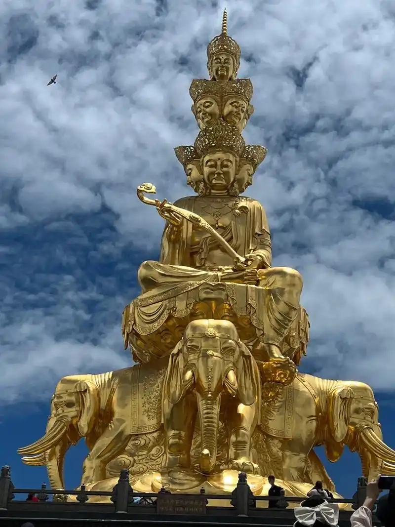 峨眉山普贤道场.仿佛置身天宫,感受灵气,广大愿行,太美了,感 - 抖音