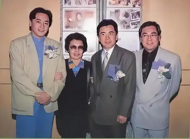 但身高上,尔冬升却占了不少优势.