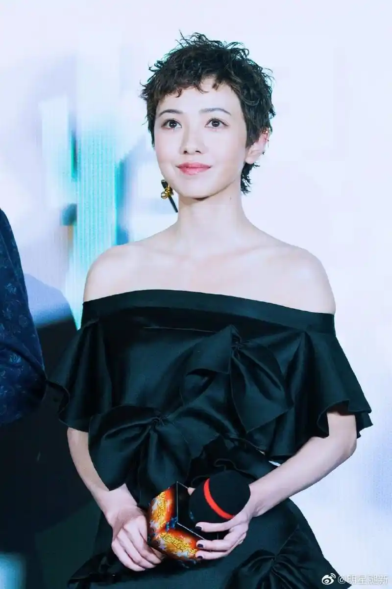 精致的短发美女郭采洁