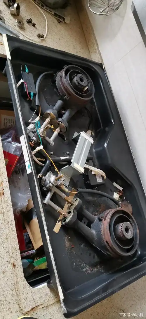 修个燃气灶,点火针故障,就怕螺丝不好拆