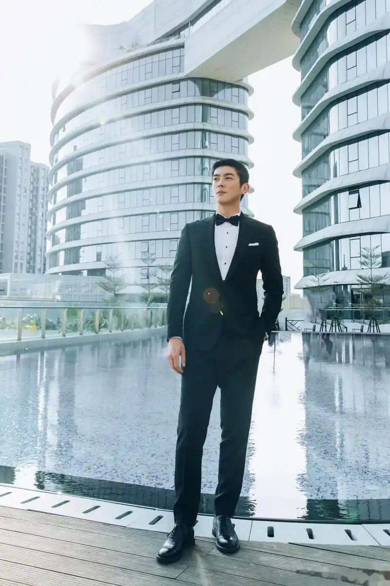 演员杜江杜江身着经典黑色西装套装亮相金鸡奖闭幕式.