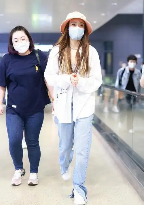 容祖儿在穿搭上挺下功夫的灰色内搭秀细腰身材好但眉眼挺真实