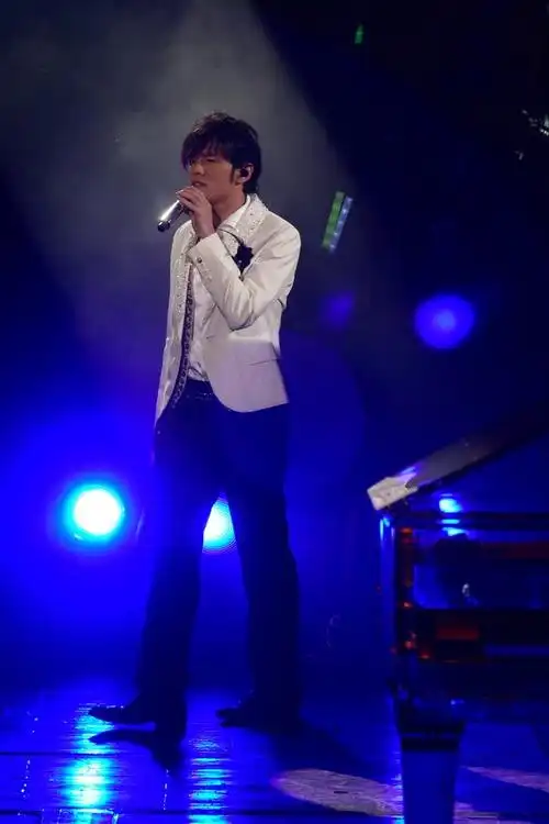 周杰伦经典造型《紫毛伦》