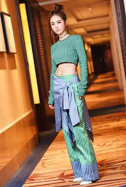 蔡依林成精了,身高156cm却美腿逆天,穿修身短裙美到窒息!