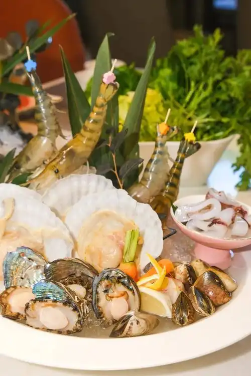 这次圈卡的火锅套餐里组合了一整份满满当当的海鲜姿造草虾,鲍鱼,青蛤