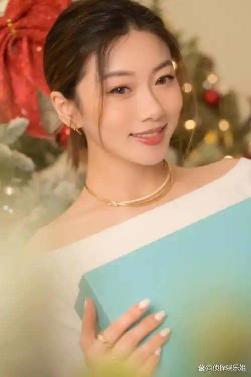 12月8日,郑恺前任程晓玥在个人社交平台分享了一组美照.