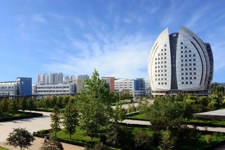 位于石家庄市栾城区,被考生和家长亲切的称为"石家庄二中南校区"或"二