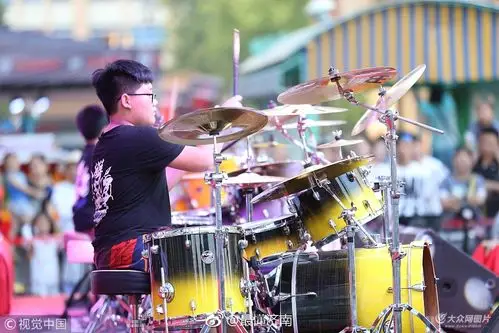 济南街头刮起"摇滚风" 多人同打架子鼓