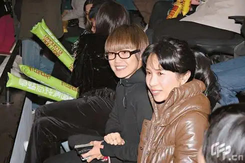 何韵诗容祖儿分开坐草蜢开唱马戏班上身组图