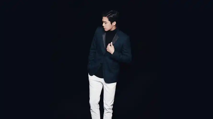 韩国演员河锡辰拍摄的一组写真,简洁的dandy look打造优雅暖男时尚