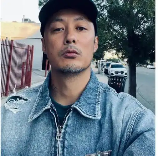 42岁余文乐显老态像60岁老头子胡子发白满脸沧桑认不出