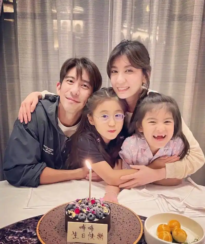 贾静雯晒照为二女儿庆生 8岁咘咘笑容灿.贾静雯晒照为二女儿庆 - 抖音