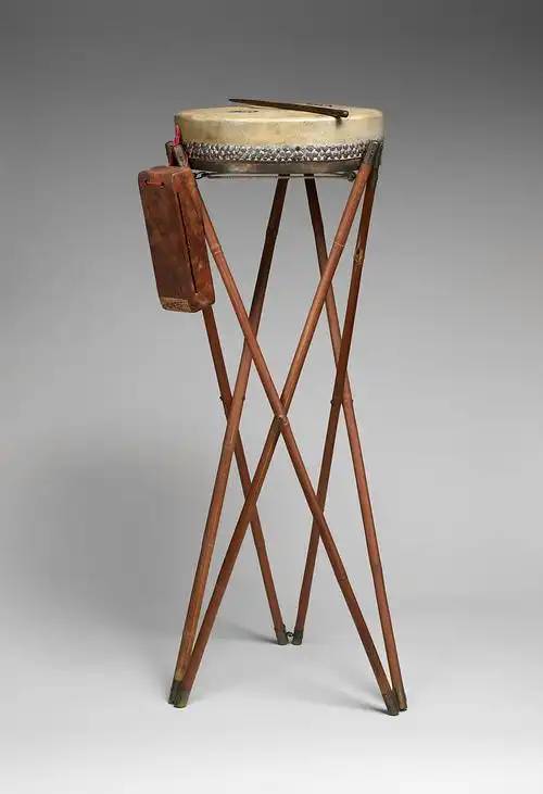 在戏曲乐队中,板鼓和拍板并用,由一人兼奏,居于指