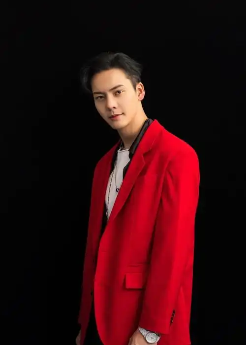 当男明星个个穿起了红西装,你觉得谁驾驭的最好_高清图集_新浪网