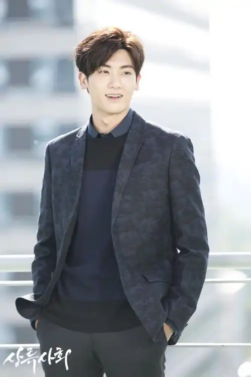 上流社会朴炯植剧照