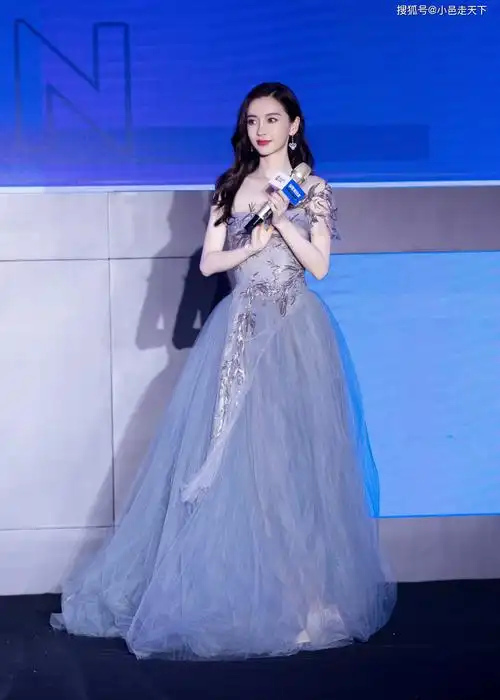 杨颖灰色蓬松裙性感活动照