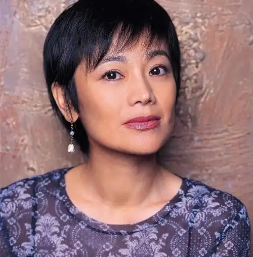 原创张艾嘉一家罕同框,富商老公长发飘飘似大妈,29岁儿子神似尔冬升