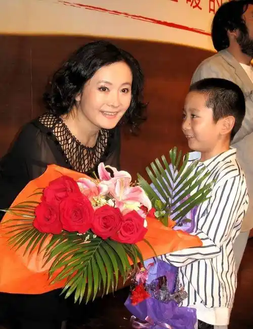 演员娜仁花:我这辈子最正确的决定,就是42岁高龄为小丈夫生儿子_电影