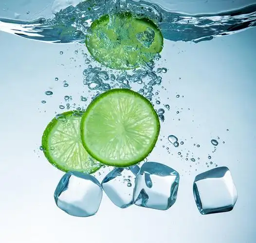 落入水里的柠檬与冰块高清图片