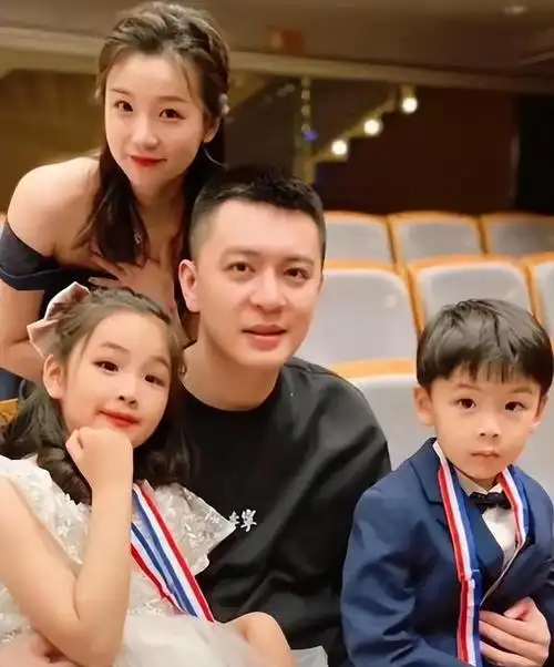 杨鸣被曝婚变退役老婆情人都在场小三态度狂妄很多同款被扒