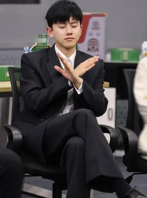 张杰西装剧照##张杰黑色大衣