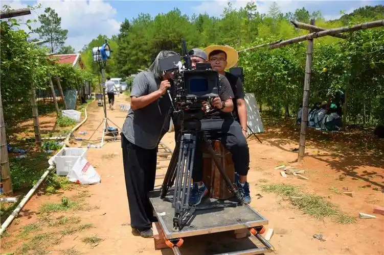 进行了认真的拍摄踩点, 选景和道具准备工作 以便能形成更好的修改