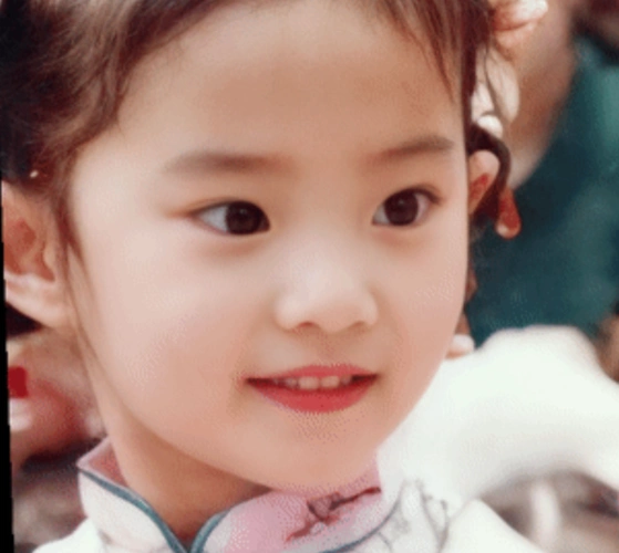 刘亦菲还真是从小美到大!童年表演照被热传,颜值抗打气质好出众