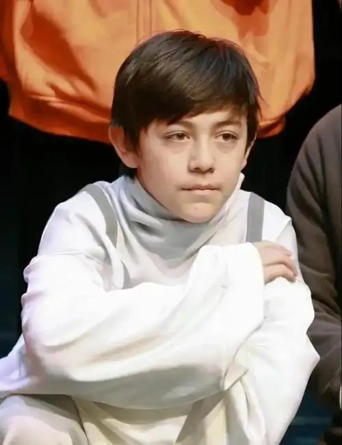 刘烨儿子刘诺一罕见露面,穿着白色高领卫衣,颇有贵族王子范儿