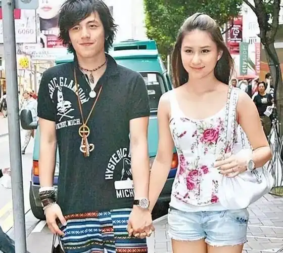 回顾何超莲苦恋吴克群婉拒霍启山年仅30身价400亿