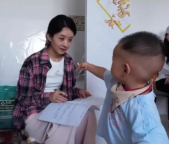 看《第二十条》衣衫不整的赵丽颖,国产剧别再用"假穷人"冒充了|贾玲