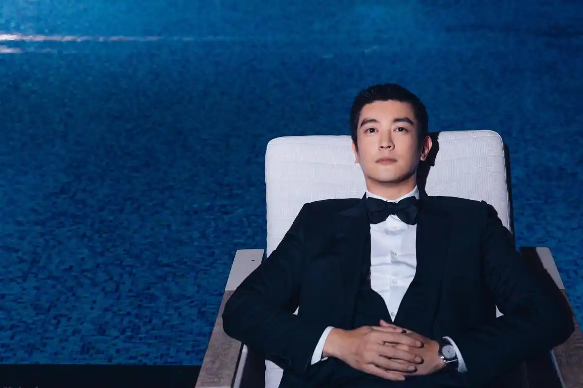 杜江担任第32届中国电影金鸡奖提名者表彰仪式的主持人,身穿黑色经典