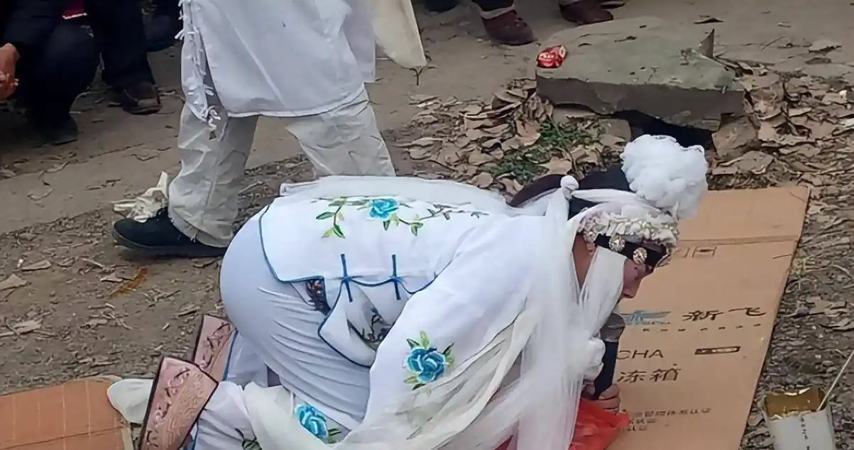 河南"哭灵人"武会霞:每年哭70场磕头上万次,每场赚700元左右_工作