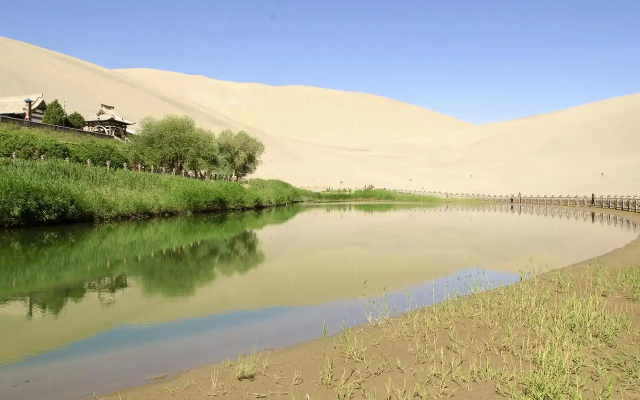 敦煌月牙泉风景图片桌面壁纸