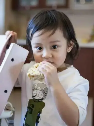 张庭12岁女儿整容式长开,曾被吐槽"丑小鸭",现完美逆袭