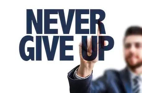 男人手指上的文本照片