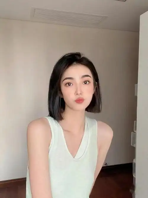 今夏流行短发发型,减龄时尚不说还很显脸小,方脸女孩也适合