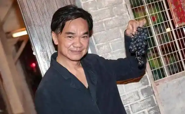 "恶人专业户"黄光亮:废屋当家,旧纸当被!