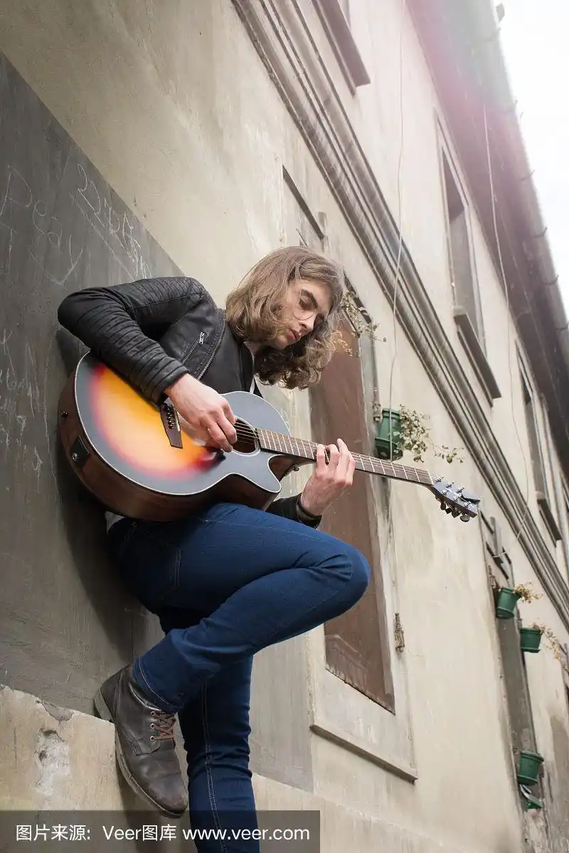 吉他手在户外演奏歌曲