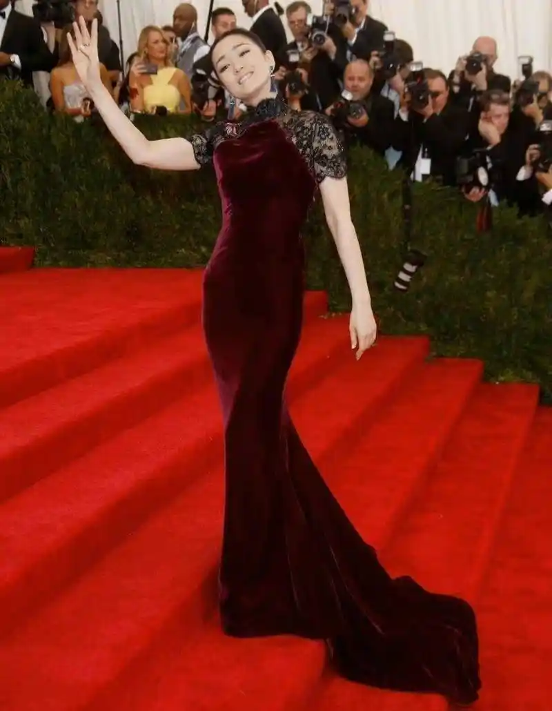 "巩俐"再次出国,身穿酒红色丝绒长裙走红毯,气场全开_时尚_连衣裙_好
